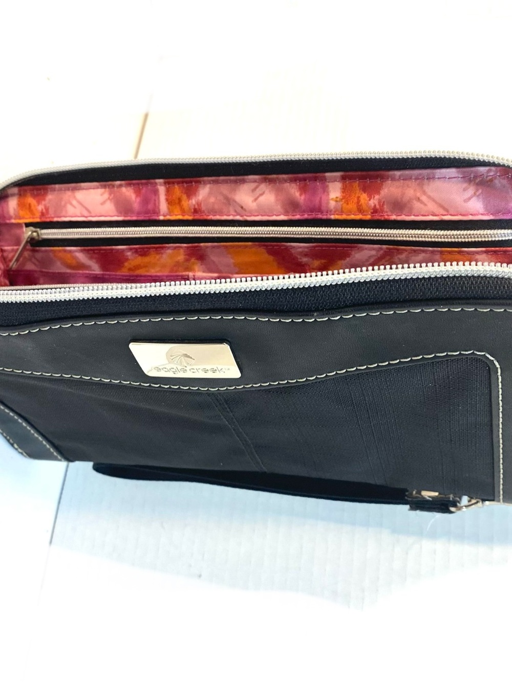 EAGLE CREEK Black Organizer Wristlet Wallet
